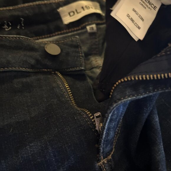 EUC DL1961 Women’s Florence Instasculpt Straight Leg Jeans – Crux Wash, Size 28 - Picture 10 of 14